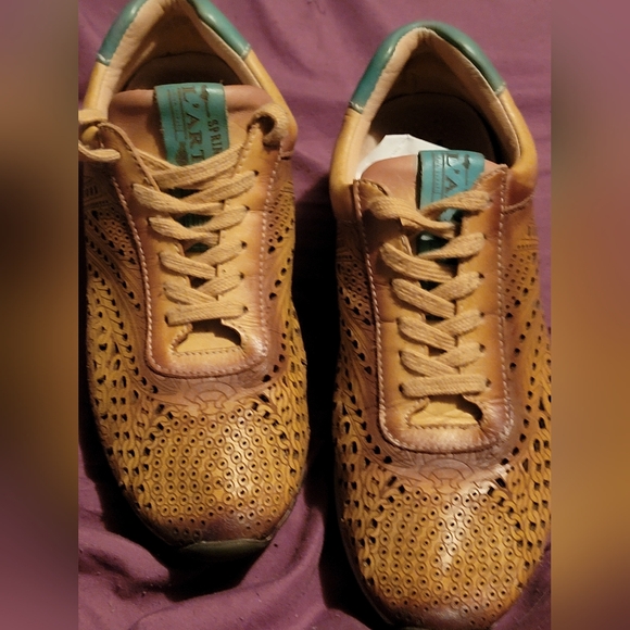 L'ARTISTE Shoes - L'Artiste Joelle Women’s Golden Beige & Blue Tennis Shoe size 39/8.5 EUC